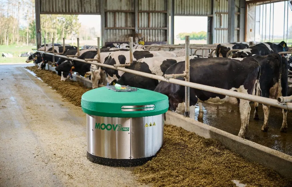 JOZ Moov 2PRO beside a feed fence