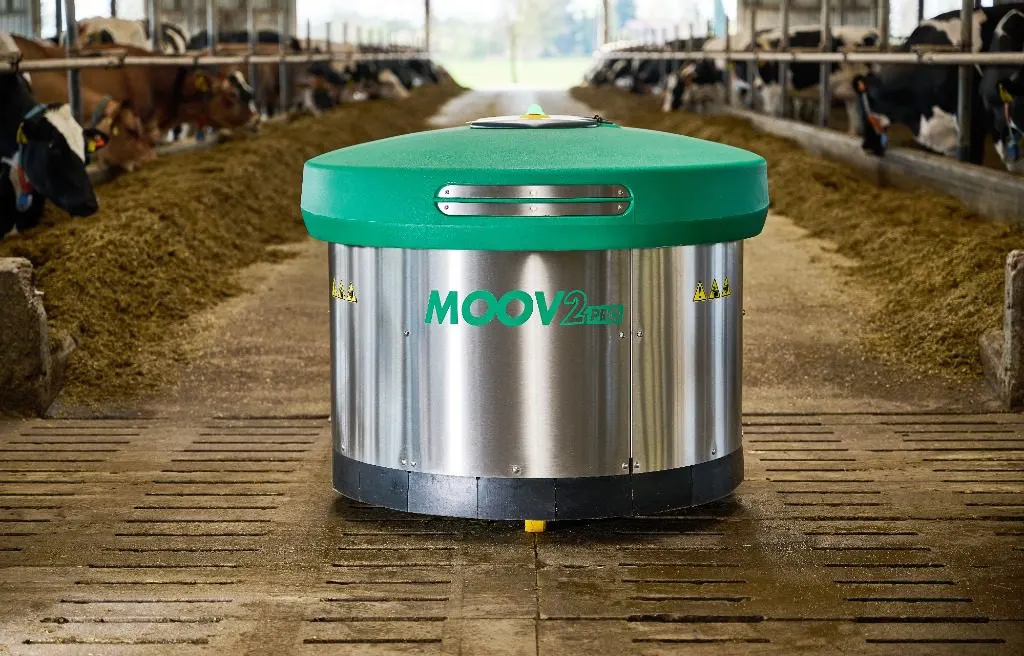 JOZ Moov 2PRO in a barn feed alley