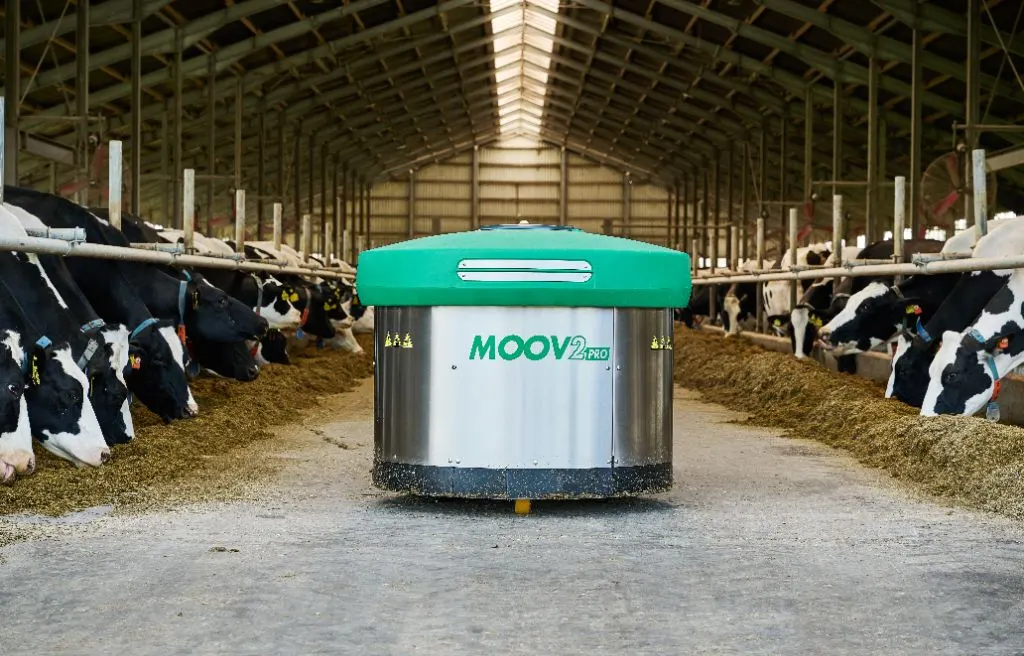 JOZ Moov 2PRO working between two cow rows